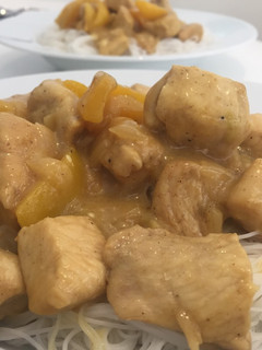 Una foto de Fideos de arroz con pollo al curry