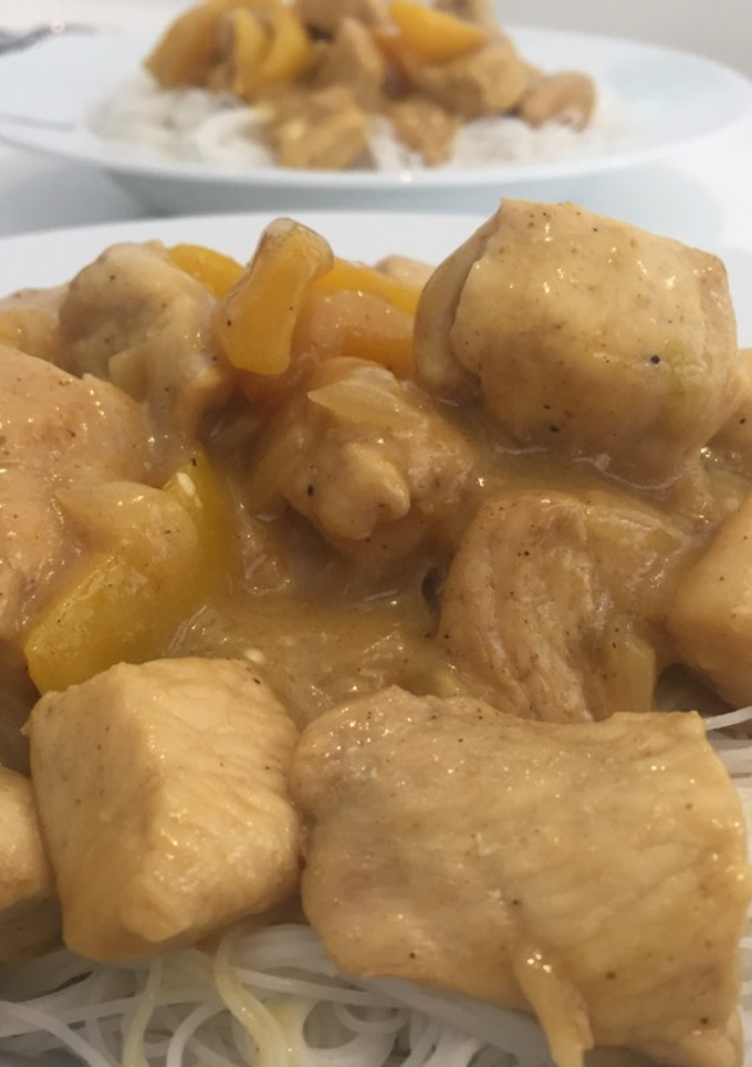 Una foto de Fideos de arroz con pollo al curry