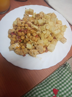Una foto de Garbanzos compuestos con pechuga de pollo y papas fritas