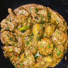 A picture of White Chicken Karahi With Rogani Naan.