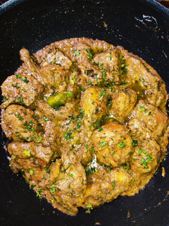 A picture of White Chicken Karahi With Rogani Naan.