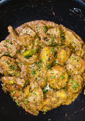 A picture of White Chicken Karahi With Rogani Naan.