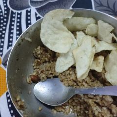 A picture of Puli kaijal(imli rice) with potato chips(south india).