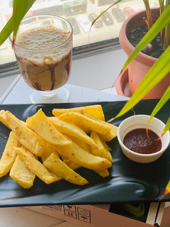 A picture of Potato wedges.