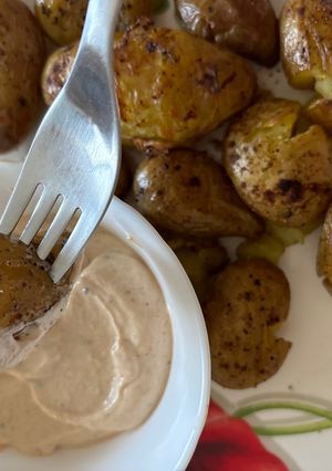Φωτογραφία της συνταγής Πατάτες baby 🥔 στο γκριλ του φούρνου με 🧄 σκόρδο και ντιπ γιαουρτιού 🍻