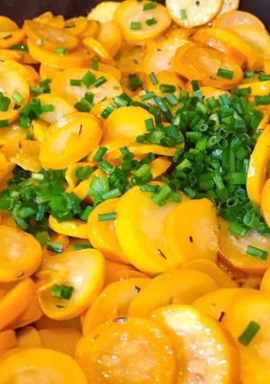 Hình của món 🌱 Bí Ngòi Vàng Xào Tỏi (Vegan).