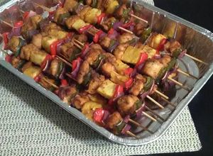 Una foto de Pinchos de pollo con piña