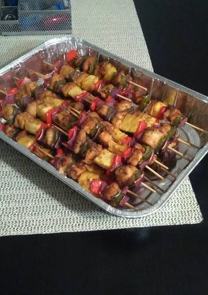 Una foto de Pinchos de pollo con piña