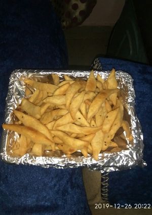A picture of Wheat flour namkeen namak paare.