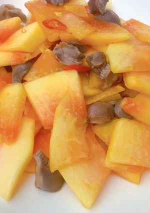 Hình của món Đu đủ xào mề gà.