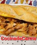 Bocata de pollo con salsas y miel