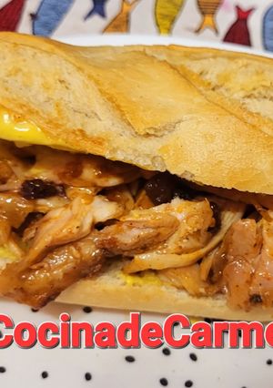 Una foto de Bocata de pollo con salsas y miel