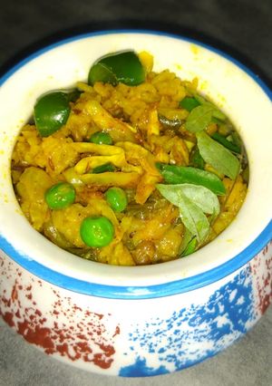 વેજીટેબલ વઘારેલી ખીચડી (Vegetable Vaghareli Khichdi Recipe In Gujarati) રેસીપી મુખ્ય ફોટો