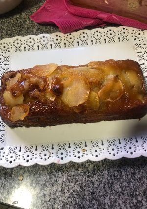 Una foto de Budín invertido de manzana