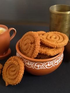 ચકરી (Chakri Recipe In Gujarati) રેસીપી મુખ્ય ફોટો