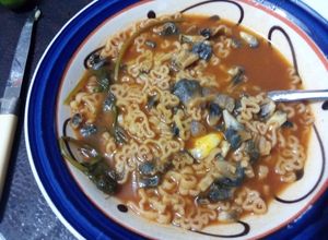 Una foto de Sopa de pasta con quelites, huitlacoche en caldillo