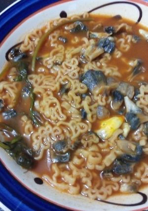 Una foto de Sopa de pasta con quelites, huitlacoche en caldillo