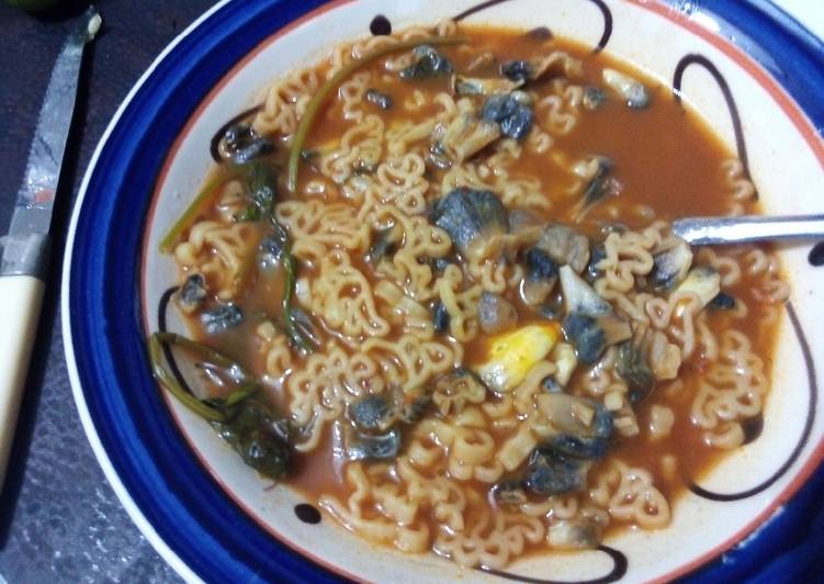 Sopa de pasta con quelites, huitlacoche en caldillo