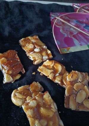 ડ્રાયફ્રુટ ચીકી (Dryfruit Chikki Recipe In Gujarati) રેસીપી મુખ્ય ફોટો