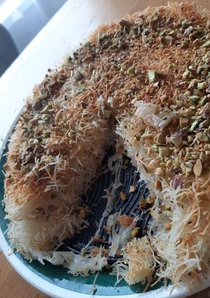 Zdjęcie przepisu Kunafa – arabski deser z nadzieniem serowym.