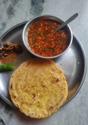 चने की भाजी काली उड़द दाल में साथ में मक्के की रोटी रेसिपी मुख्य फोटो