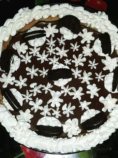 Una foto de Tarta de hojaldre con chocolate, crema pastelera y nata
