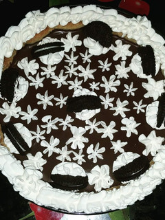 Una foto de Tarta de hojaldre con chocolate, crema pastelera y nata