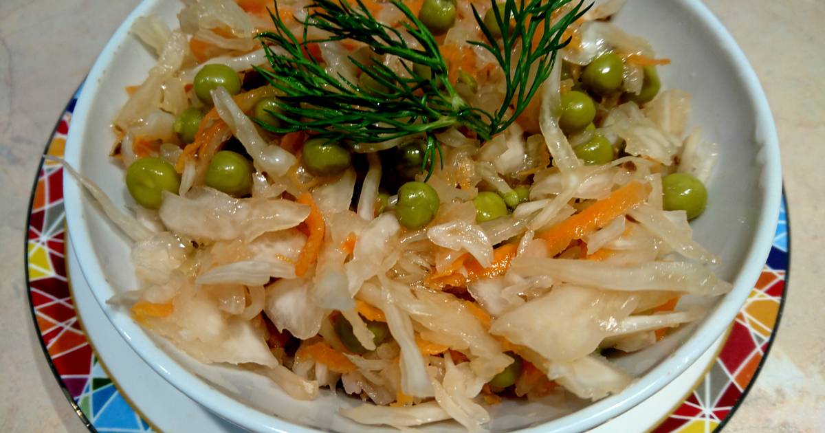 Салат с солеными огурцами квашеной капустой и горошком