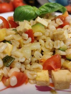Foto di Insalata di orzo,zucchine, pomodorini e tofu