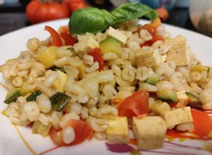 Foto di Insalata di orzo,zucchine, pomodorini e tofu