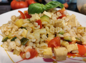 Foto di Insalata di orzo,zucchine, pomodorini e tofu