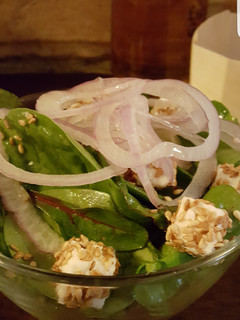Una foto de Ensalada de canónigos con queso