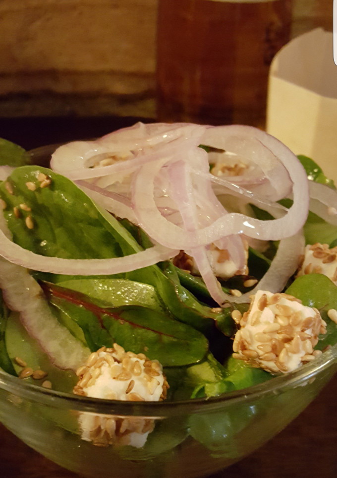 Una foto de Ensalada de canónigos con queso
