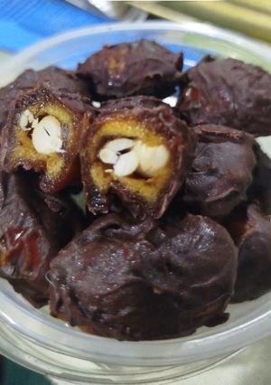 صورة لوصفة تمر السوداني والشيكولاتة (سناك صحي)