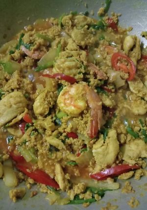 รูปของ กุ้ง 🍤 ไก่ 🐔 ผัดผงกะหรี่
