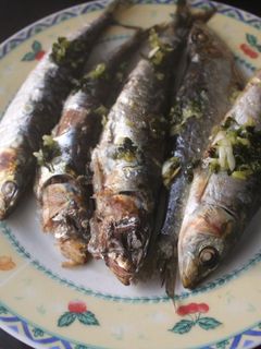 Una foto de Sardinas al ajillo cocinadas en horno