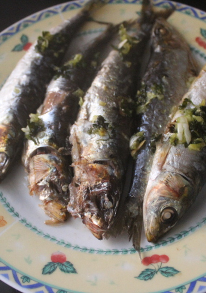 Una foto de Sardinas al ajillo cocinadas en horno