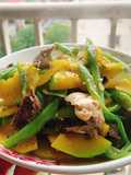 Tim lợn xào đậu bắp, bí đỏ -