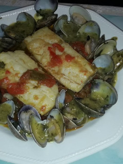 Una foto de Bacalao al horno con pimientos y almejas