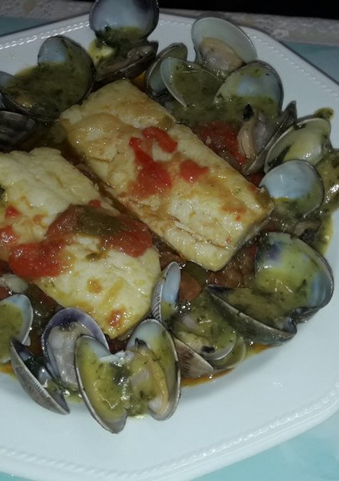 Una foto de Bacalao al horno con pimientos y almejas