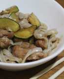 Tallarines de arroz con zapallo italiano y pollo salteado