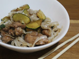 Tallarines de arroz con zapallo italiano y pollo salteado