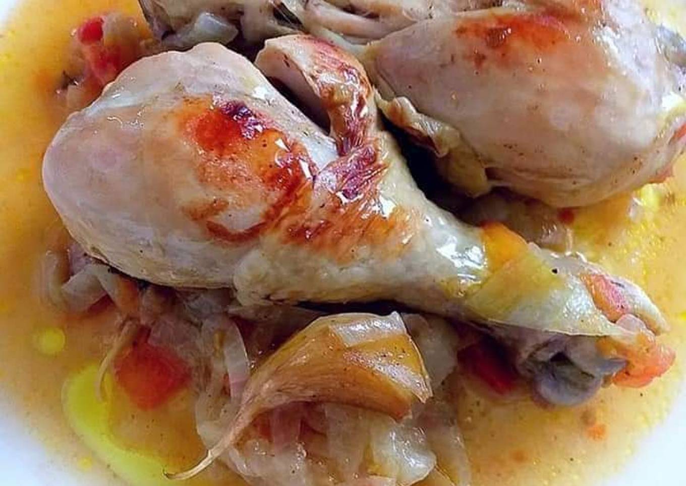 Muslos de pollo en salsa ligera cebollas y toque de especias