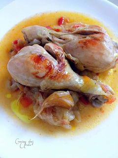 Una foto de Muslos de pollo en salsa ligera cebollas y toque de especias