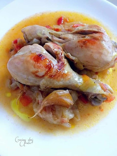 Una foto de Muslos de pollo en salsa ligera cebollas y toque de especias