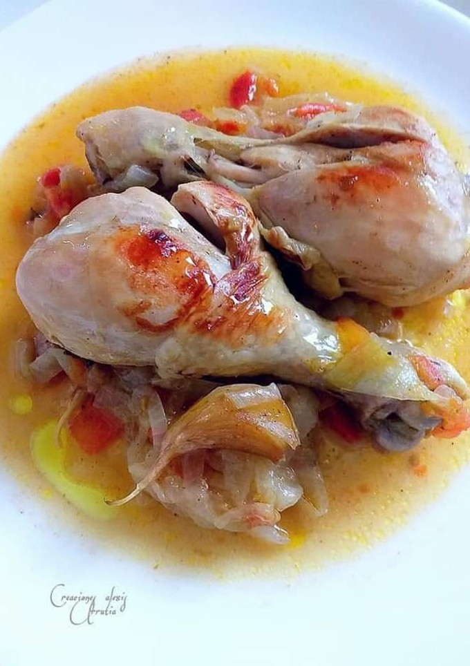 Una foto de Muslos de pollo en salsa ligera cebollas y toque de especias