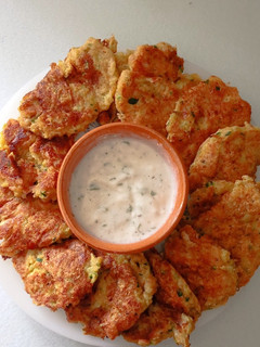 Una foto de Tortitas de calabacín con salsa de yogur