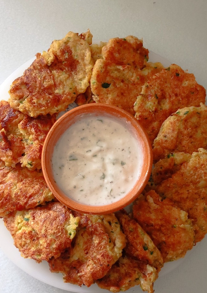 Una foto de Tortitas de calabacín con salsa de yogur