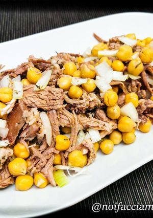 A picture of Boiled Meat Salad with Chickpeas and Onions.