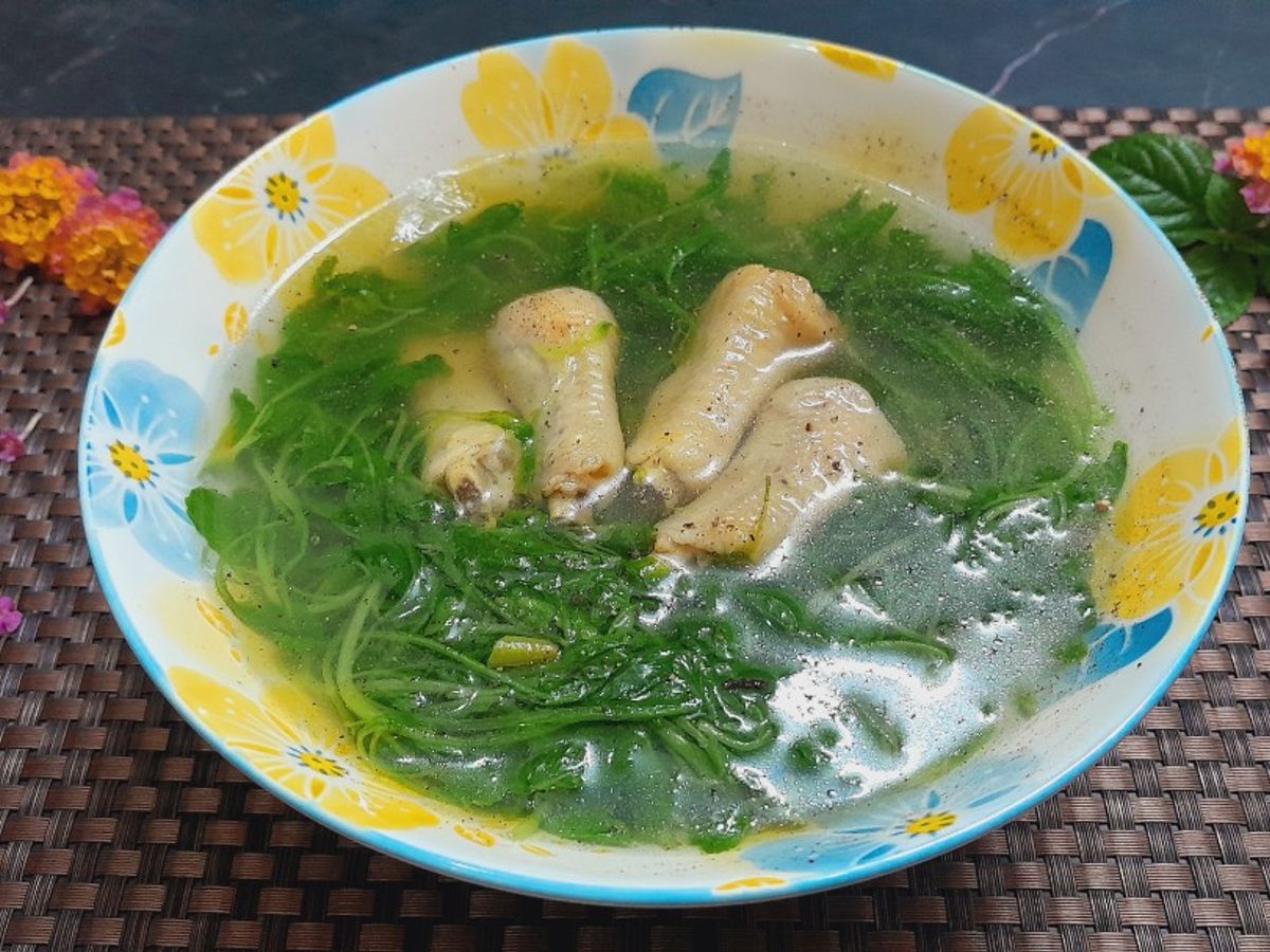 Canh rau cải con nấu chân gà
